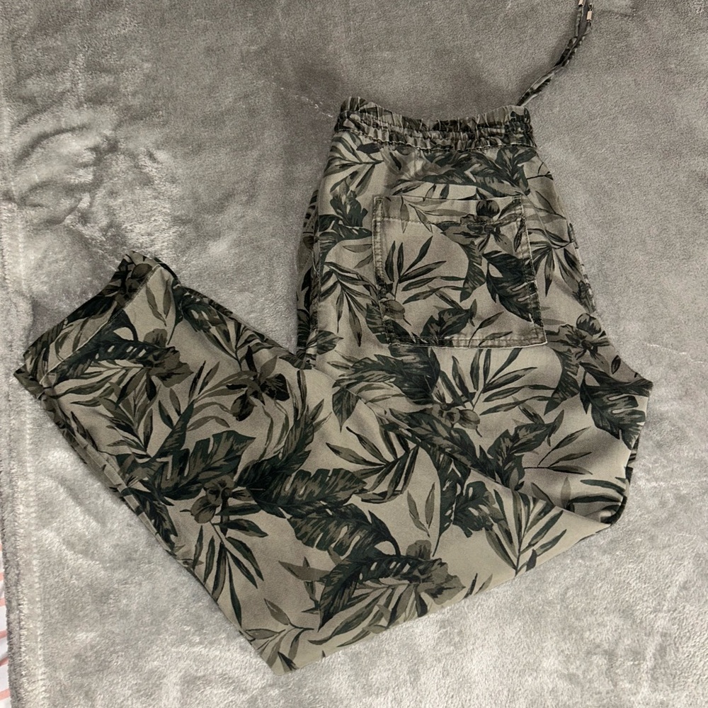 Old navy Green Olive Leaf Print Women’s Camo Jogger Pants Sz: M